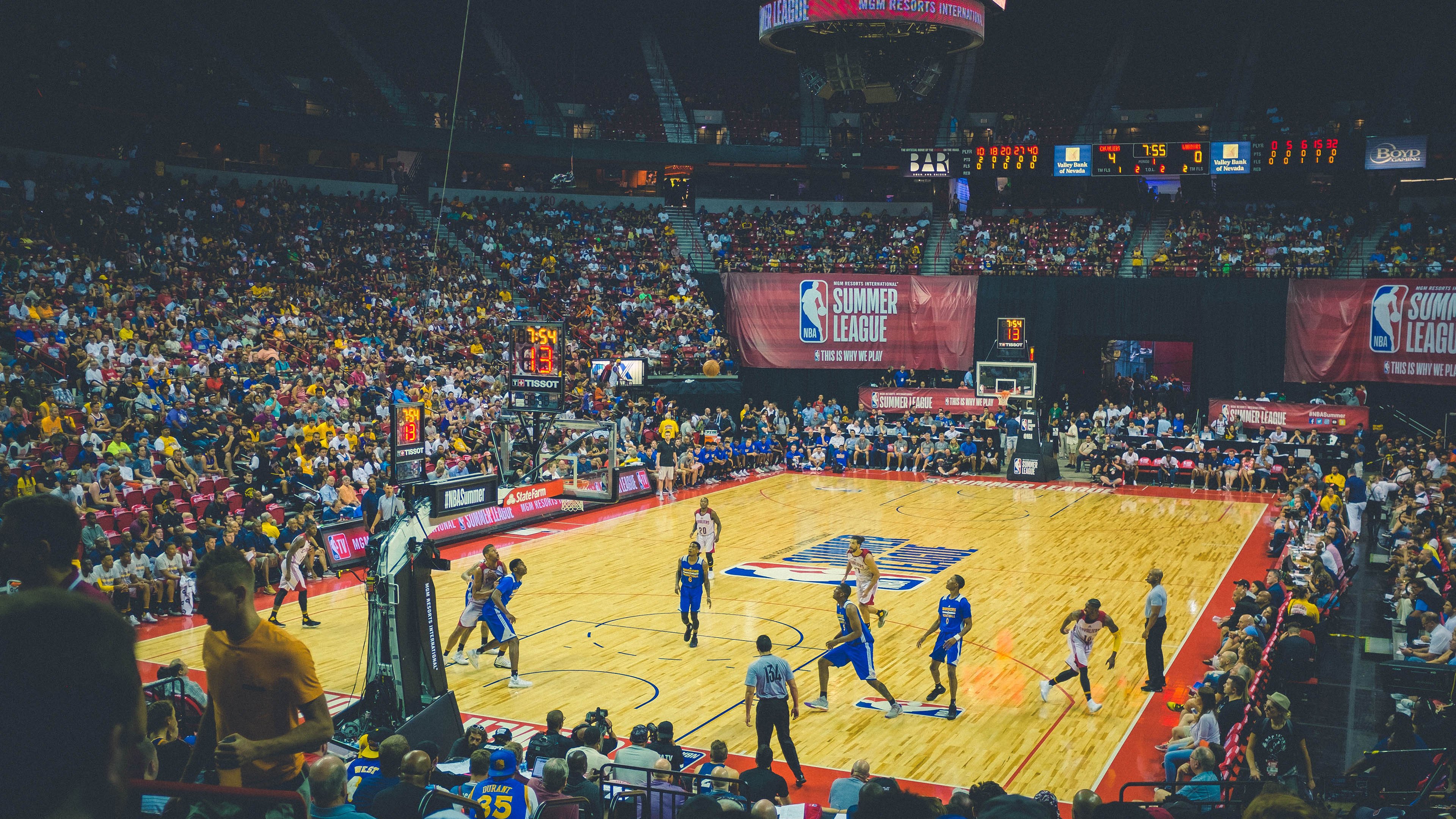 中超“川足德比”成都蓉城主场击退四川九牛 球迷看台一片红海